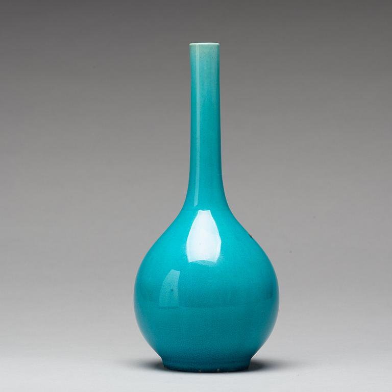 A turquoise glazed vase, Qing dynasty (1644-1912).