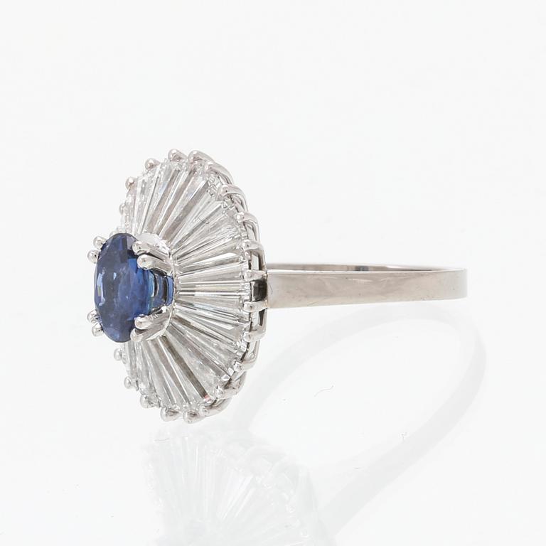 Ring in 18K white gold with an oval faceted sapphire and baguette-cut diamonds.