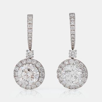 732. A pair of brilliant-cut diamond earrings, 2.27 ct and 2.40 ct. Quality F/SI2 according to certificates from IGI & HRD.