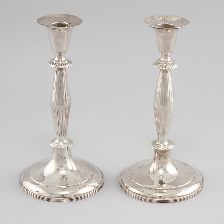LJUSSTAKAR, ett par snarlika, silver, delvis Budapest, 1826 samt 1900-tal. Vikt ca 333 g.