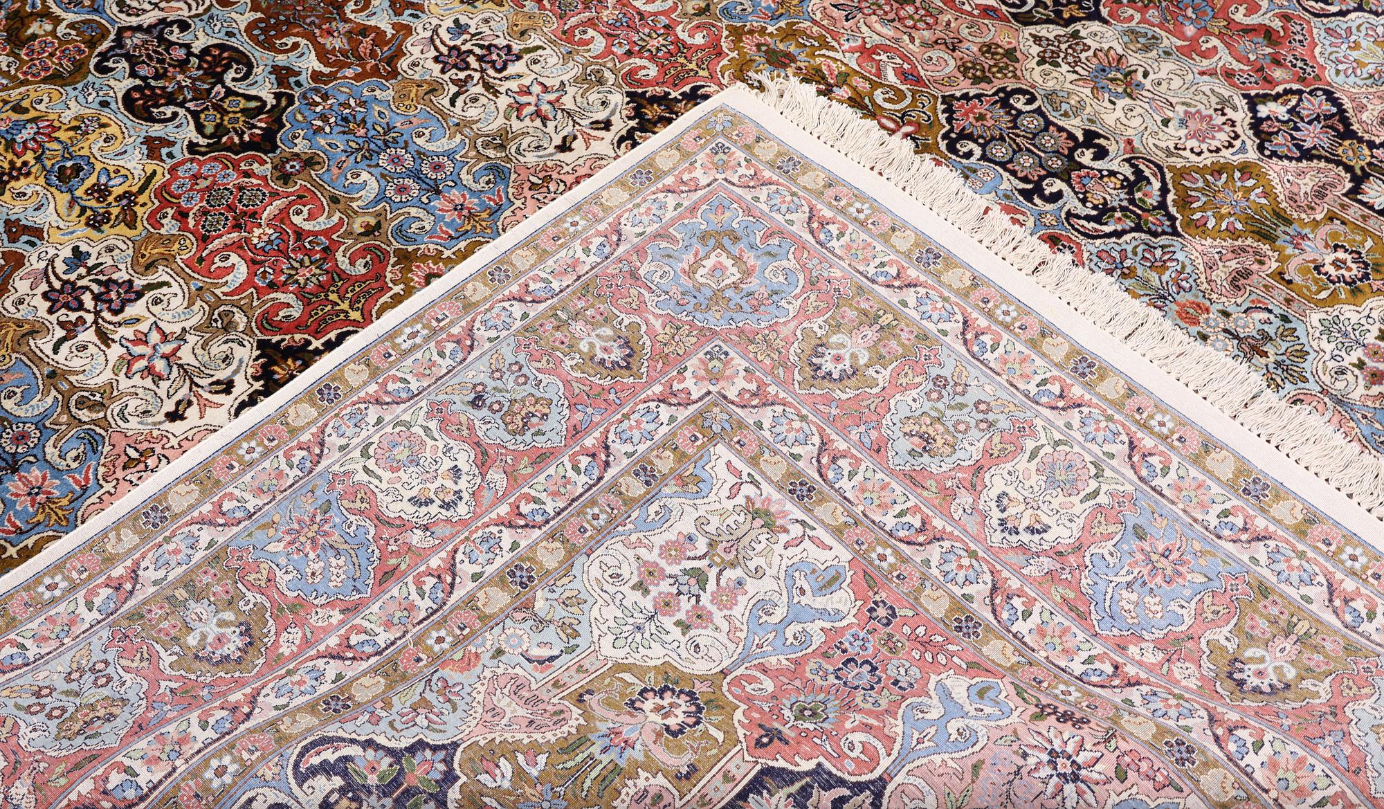 Matta, silke, Kashmir, ca 357 x 274 cm.