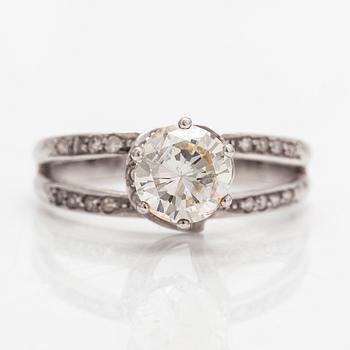 Ring, 18K vitguld och diamanter ca 1.50 ct totalt. Med certifikat.