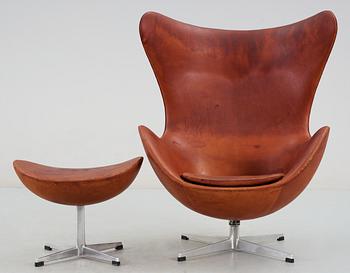 ARNE JACOBSEN, fåtölj, "Ägget" med fotpall, Fritz Hansen, Danmark 1965 och -63.