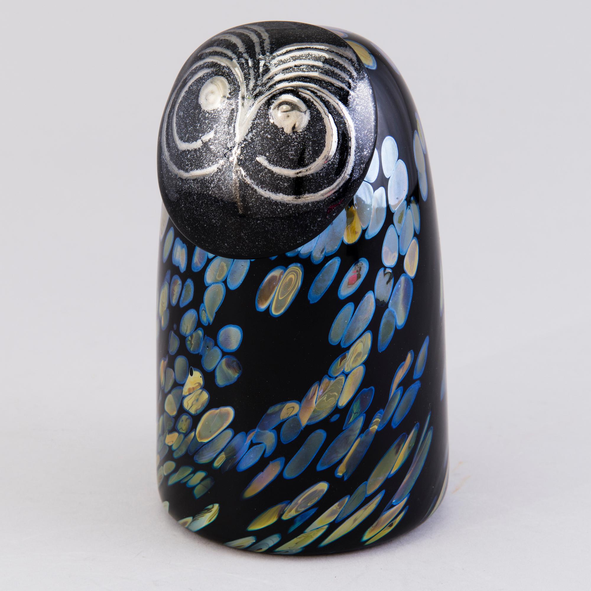 OIVA TOIKKA, A 'Sooty owl' glass figurine signed O. Toikka