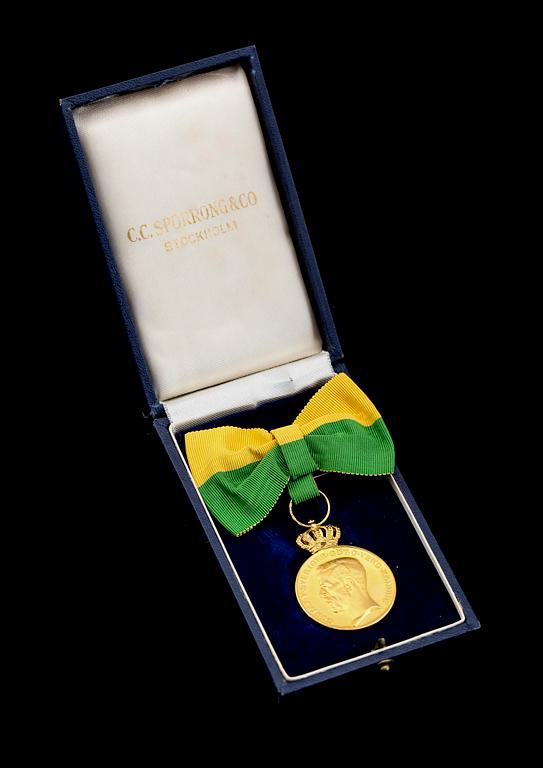 MEDALJ, 18K guld, Kungliga Patriotiska Sällskapet, 1942. Vikt ca 22 gram.