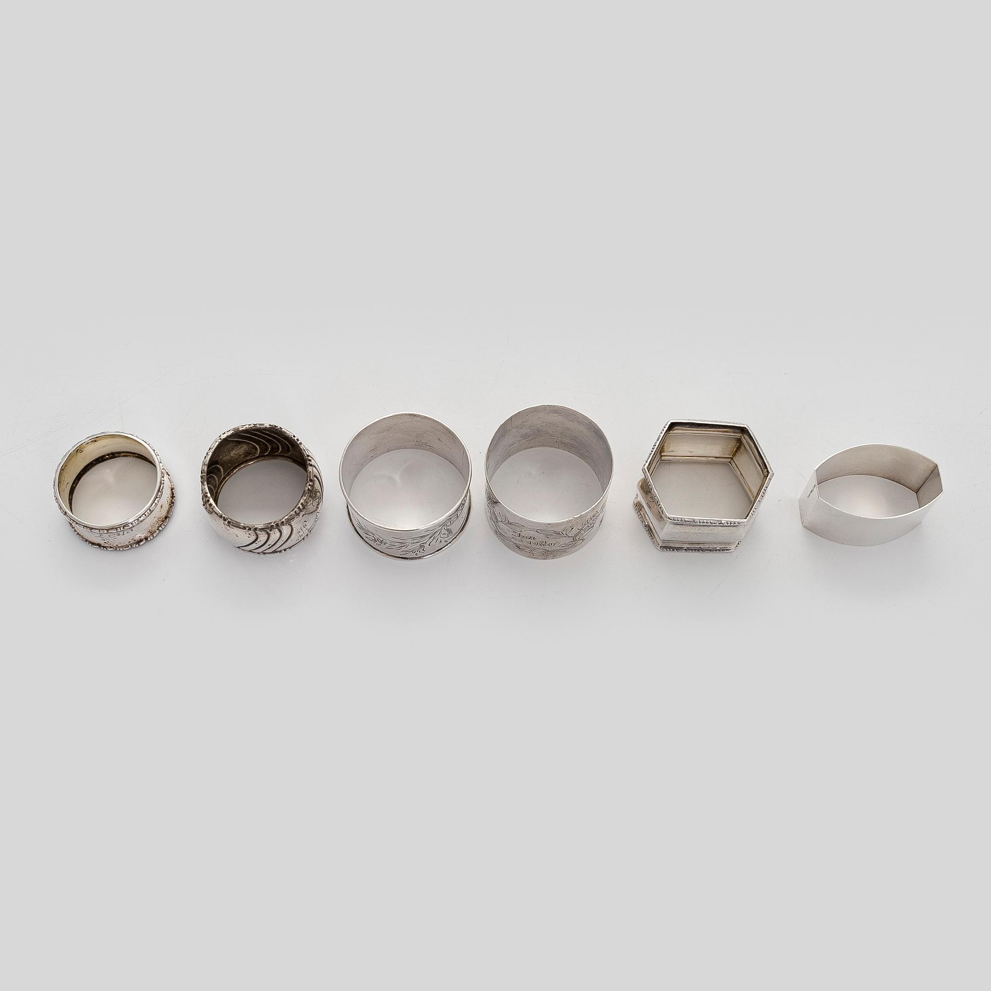 Servettringar 6 st och sockertångar 4 st, silver, olika stämplar 1893-1936.