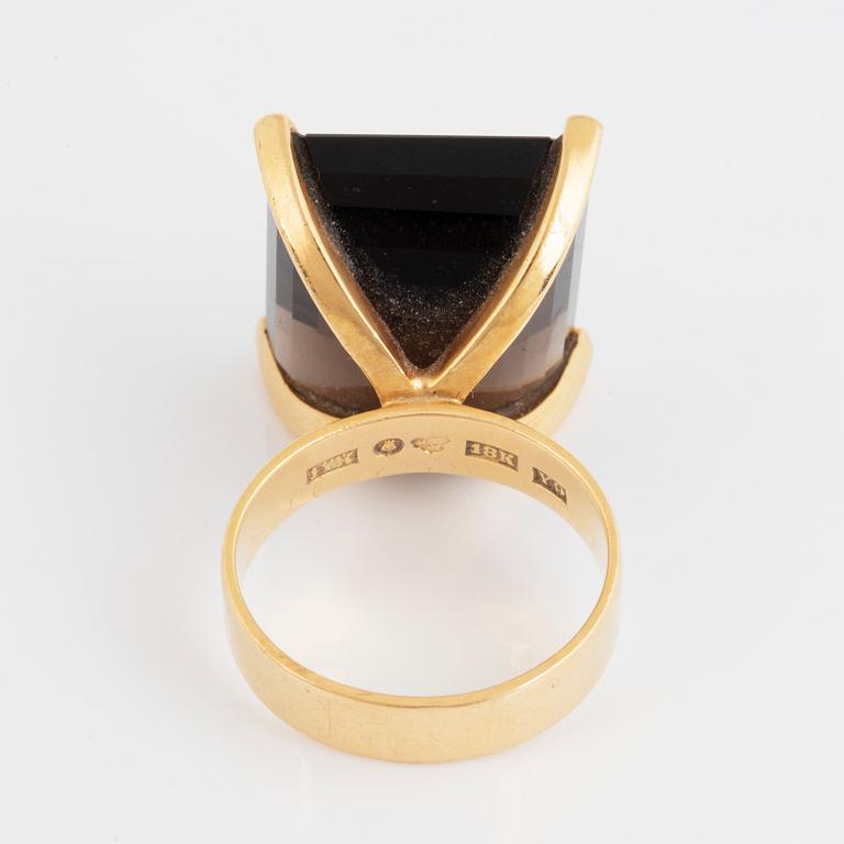 18K gold and smoky quartz ring.