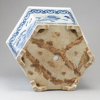 A blue and white flower pot with stand, Qing dynasty, Qianlong (1736-95).