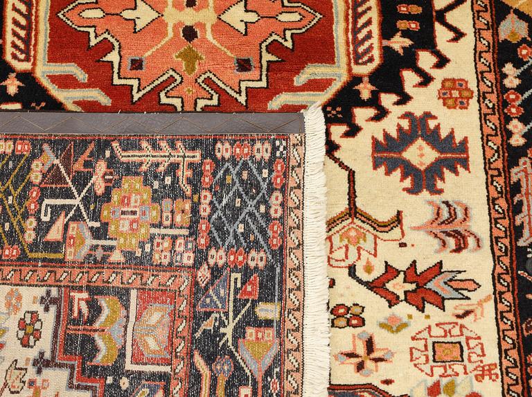 A Heris carpet, approx. 211 x 140 cm.