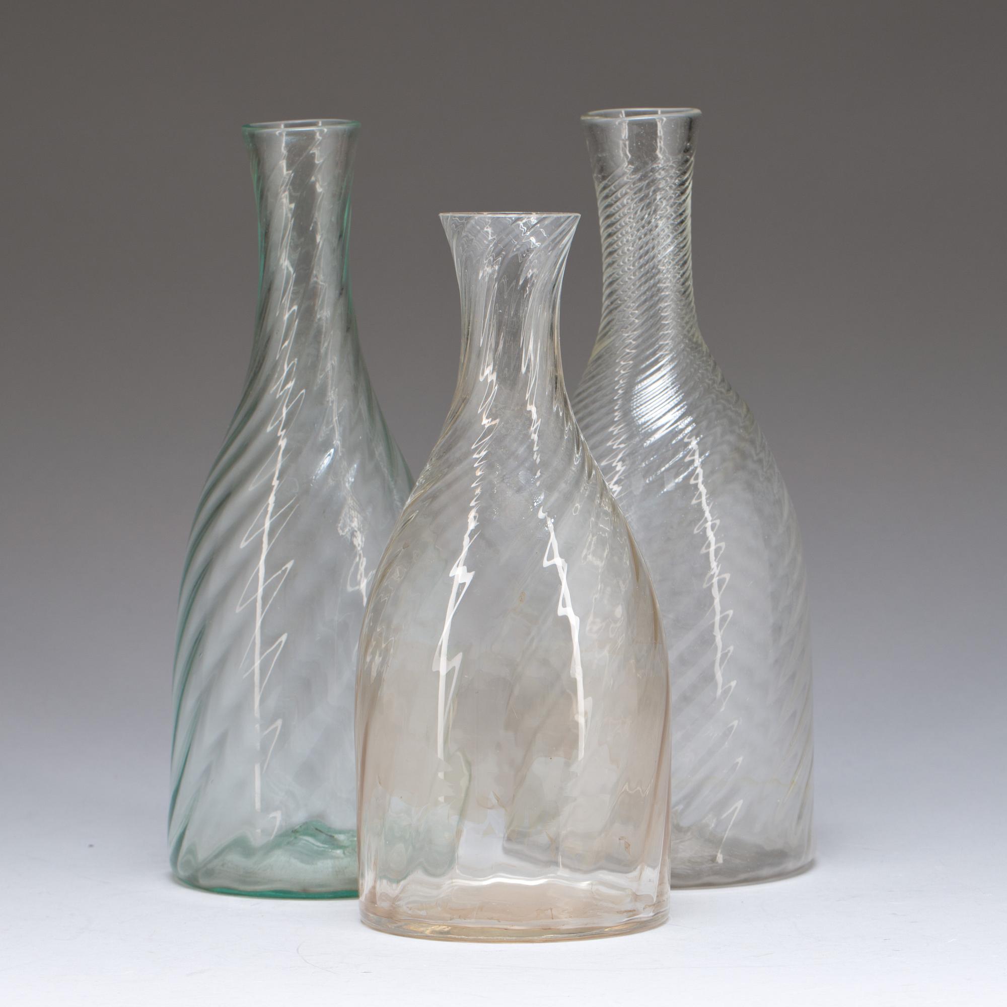 VATTENKARAFFER, glas, 3 st. 1800-talets andra hälft.