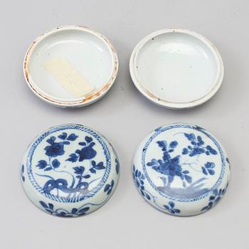 Two blue and white boxes with covers, Qing dynasty, Kangxi (1662-1722).