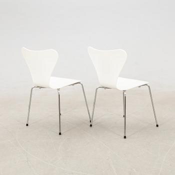 Arne Jacobsen, stolar, 2 st, "Sjuan", Fritz Hansen, Danmark, 2002.