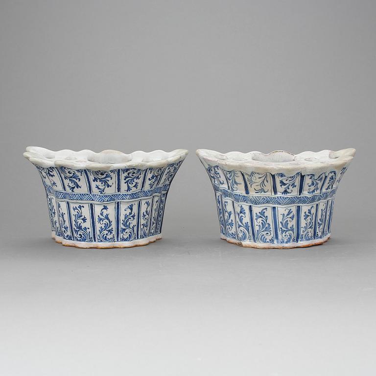 VÄGGVASER, ett par, fajans. Sannolikt Delft, Holland. Troligen 1800-tal.