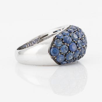 Ring in 18K white gold with sapphires.