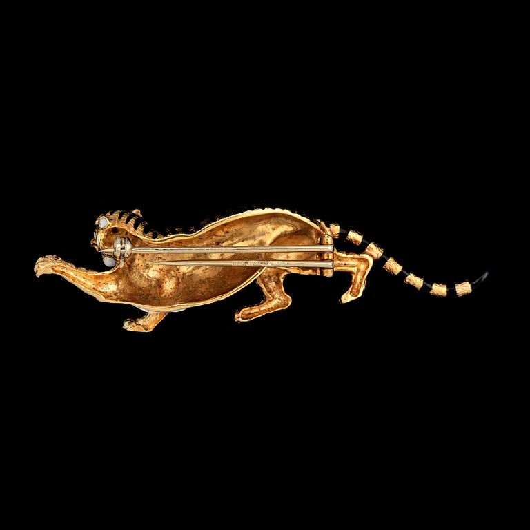 BROSCH, 18k guld, åttkantslipade diamanter samt emalj. Hovjuvelerare Carlman,1900-talets andra hälft. Tot vikt ca 16 g.