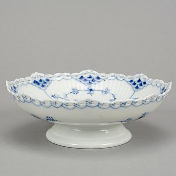 Royal Copenhagen, servisdelar, 14 delar, porslin. "Musselmalet", Danmark.