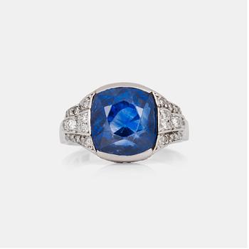 648. RING med safir ca 11.00 ct, samt åttkantsslipade diamanter, totalt ca 0.40 ct.