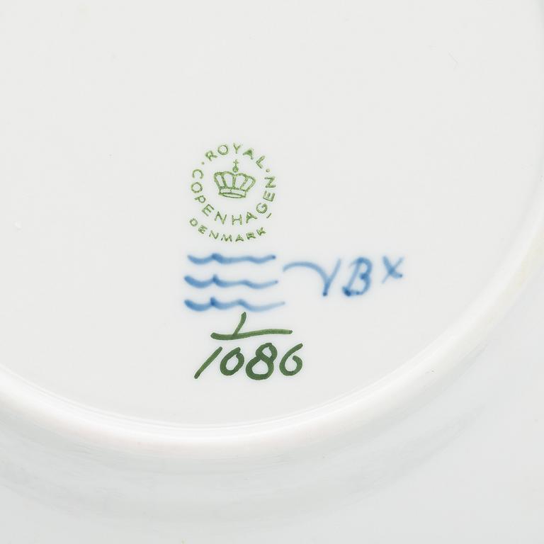 Tallrikar, 12 st, porslin, "Musselmalet", helblond, Royal Copenhagen.