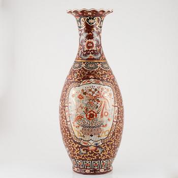 A large Japanese vase, 20th century.