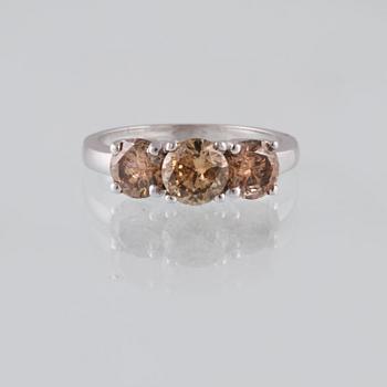 RING, 18K vitguld med 3 briljantslipade diamanter ca 2.41 ct. Vikt 4,7 gram.