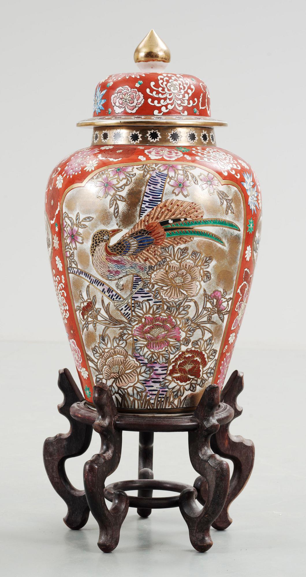 GOLVURNA, porslin. Japan 1900/2000-tal.