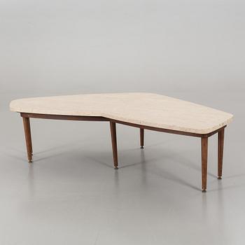 A MID 20TH CENTURY COFFEE TABLE.