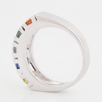 A 14K gold ring set with faceted sapphires ca. 3.18 ct in total.