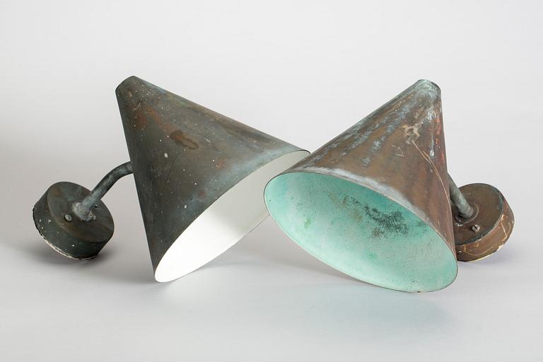 VÄGGLAMPOR, 2 st, för utomhusbruk, "Tratten", Hans Agne Jakobsson, Markaryd, 1900-talets andra hälft.