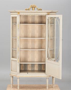 VITRINSKÅP, sengustaviansk stil, 1900-första hälft.