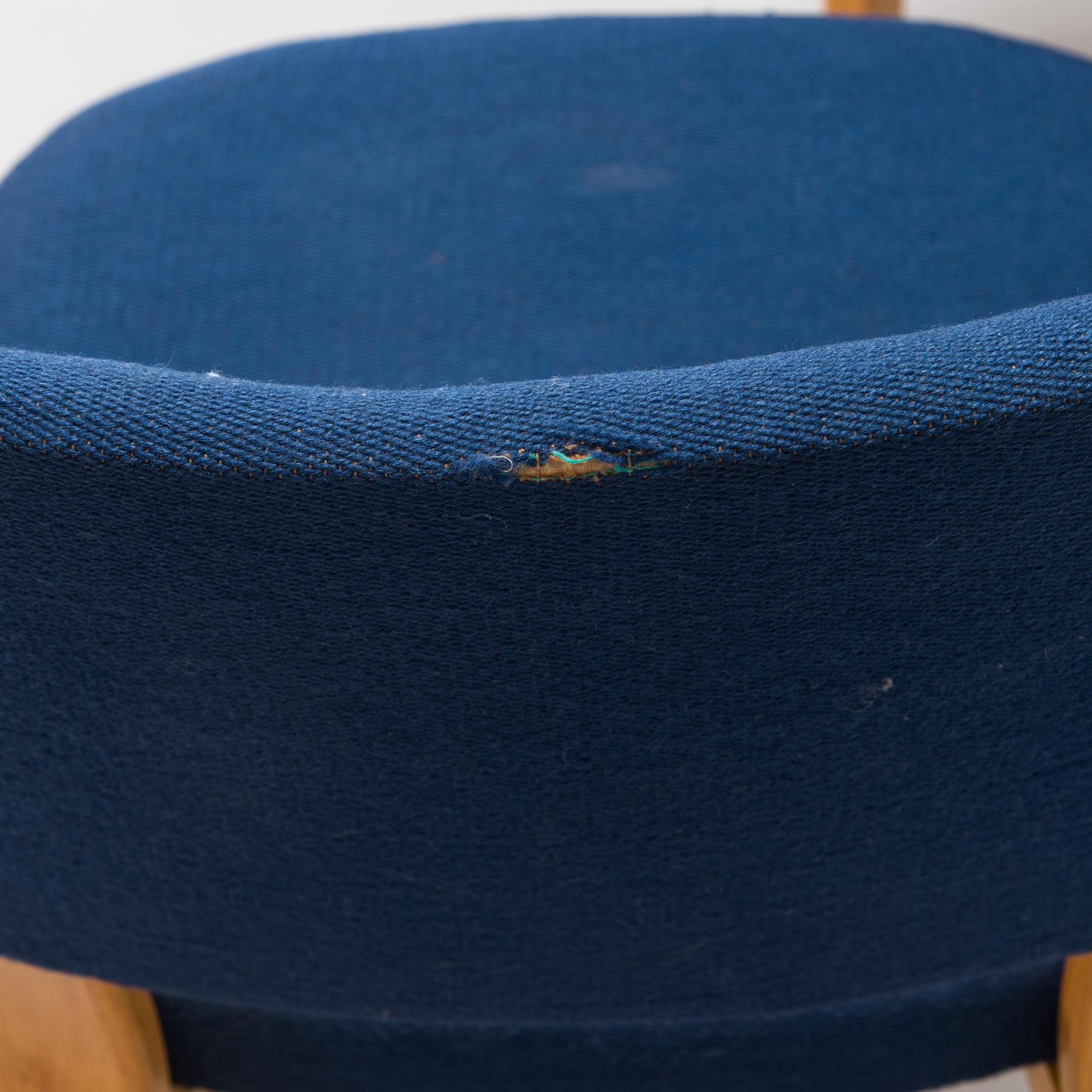 Alvar Aalto, Two mid-20th century '62' chairs for O.Y. Huonekalu- ja Rakennustyötehdas A.B.