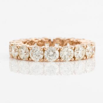 Ring with brilliant-cut diamonds.