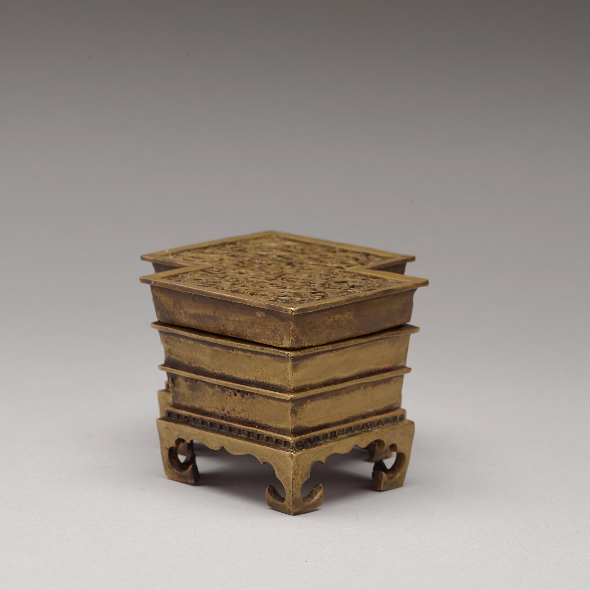 RÖKELSEKAR med LOCK, patinerad brons. Qingdynastin, 1800-tal.