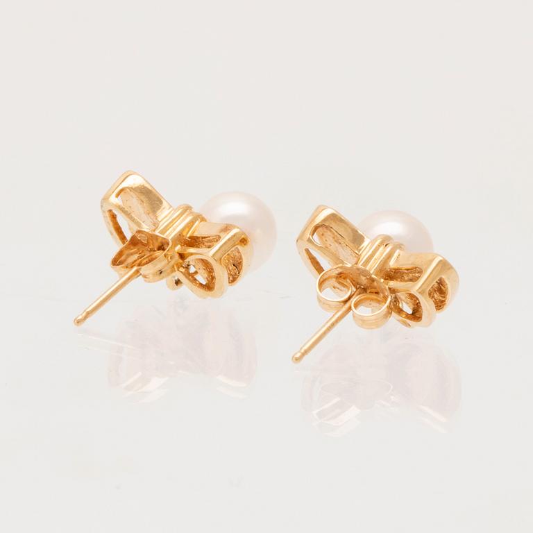 A pair of 18K gold with cultured pearls.