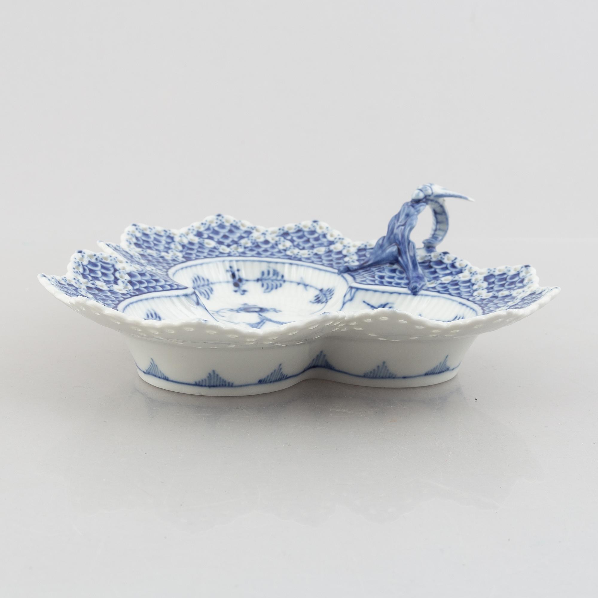 A "Blue fluted full lace" / "Musselmalet" porcelain serving dish, Royal Copenhagen, model 1077, 1965.