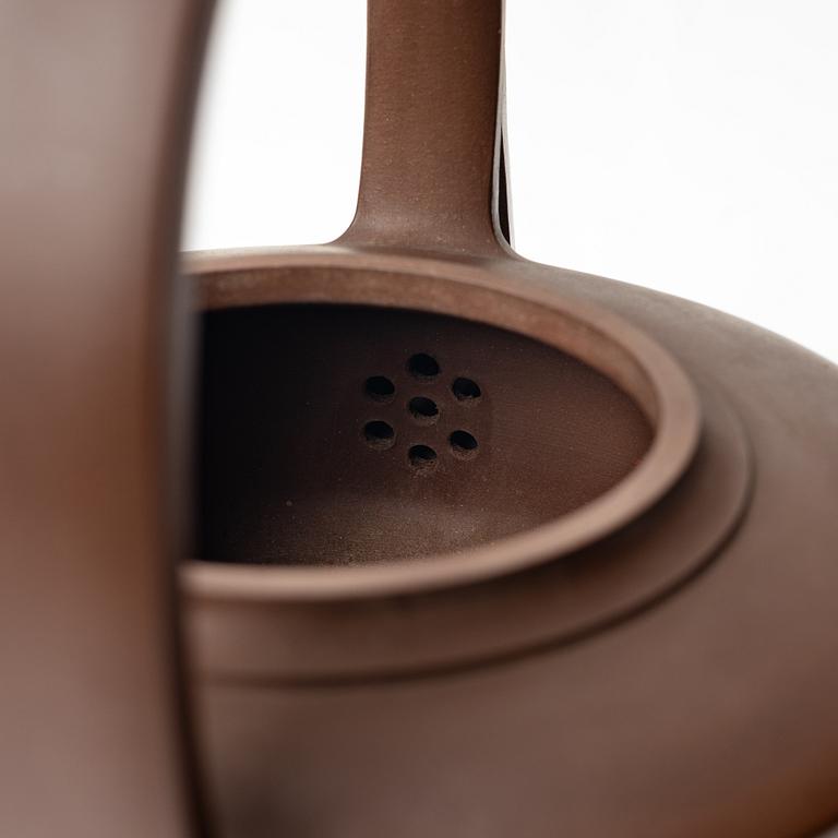 Gu Jingzhou, A Chinese Pianshihu Teapot, Gu Jingzhou.