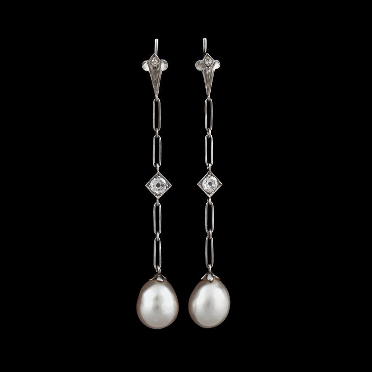 ÖRHÄNGEN med odlade pärlor samt  gammalslipade diamanter totalt ca 0.20 ct.
