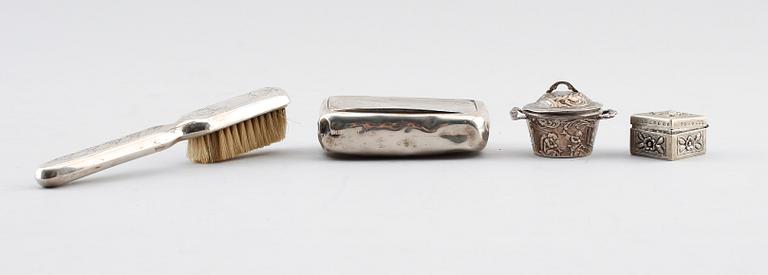 SILVERFÖREMÅL, 4 delar, 1900-tal. Vikt med borste ca 145 g.