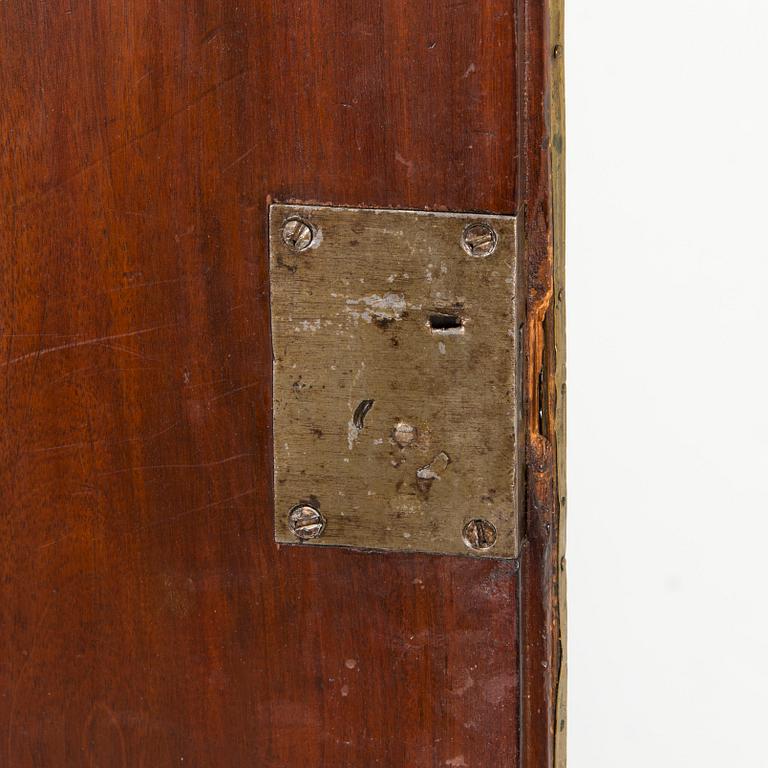 Skåp sengustavianskt, 1800-talets början och slut.