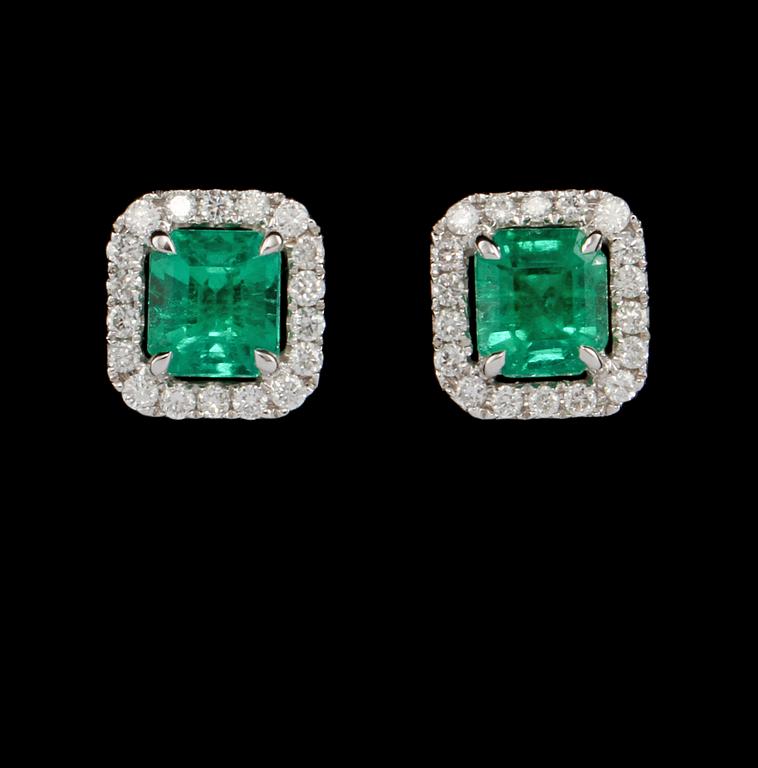 ÖRHÄNGEN, 18k vitguld med briljantslipade diamanter 0.20 ct samt smaragdslipde smaragder, 0.75 ct. Vikt 2 g.