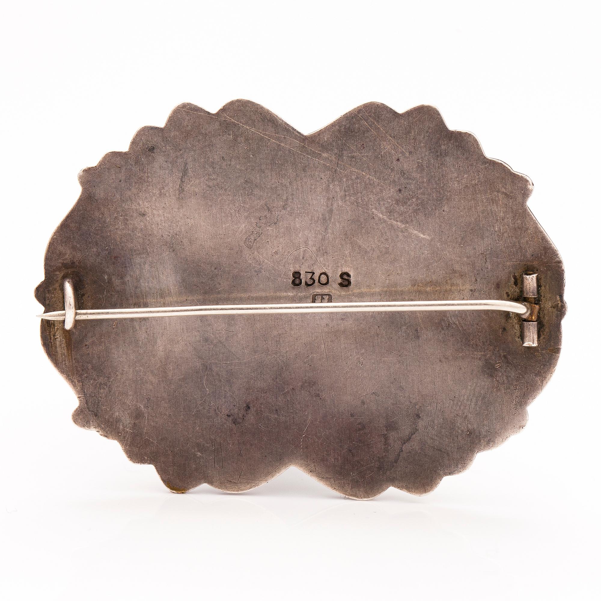 A jugend silver brooch with a malakite.