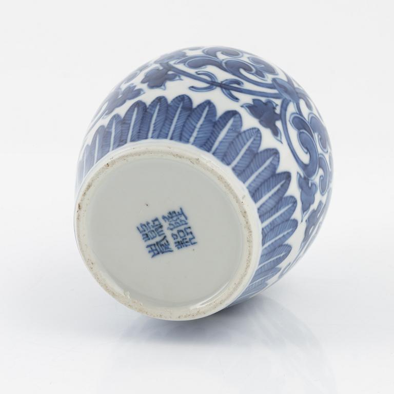 A blue and white Kangxi style vase, late Qing dynasty.