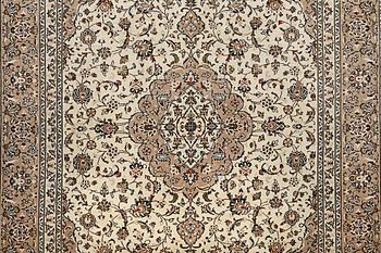 A carpet, Kashan, ca 341 x 240 cm.