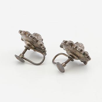 Ring and a pair of earrings in silver with faceted topazes and paste, circa 1900.