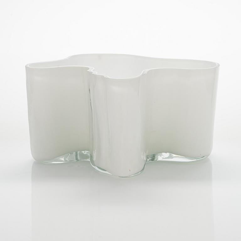 Alvar Aalto, a '3031' vase signed Alvar Aalto.