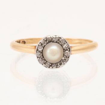 Ring in 18K gold with cultured pearl and old-cut diamonds, Stockholm 1911.