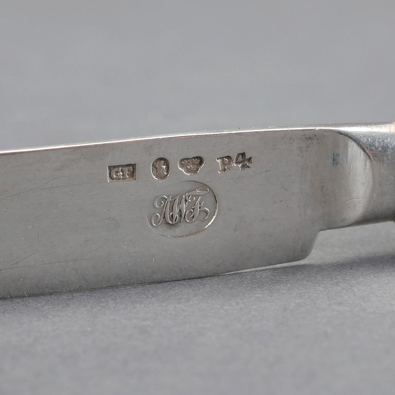 KNIVAR, 8 st, silver. Bl a Gustaf Folcker och Johan Petter Grönvall, Stockholm 1829-1845. Vikt ca 381 gram.