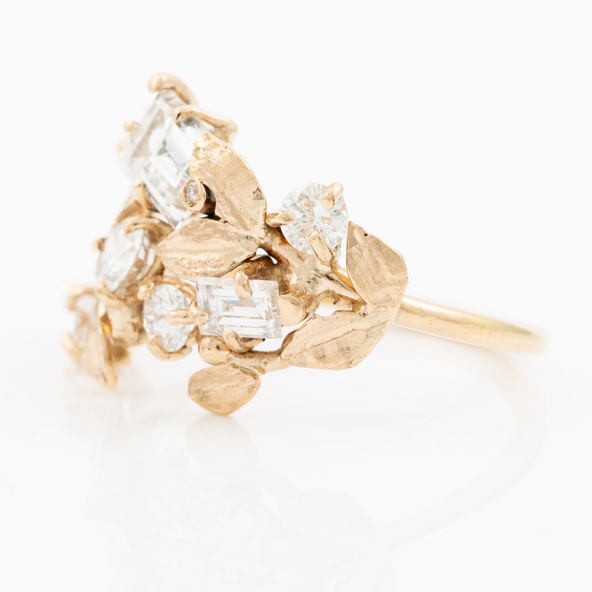 Ring, Mandelstam, 18K guld med baguette- och runda briljantslipade diamanter.