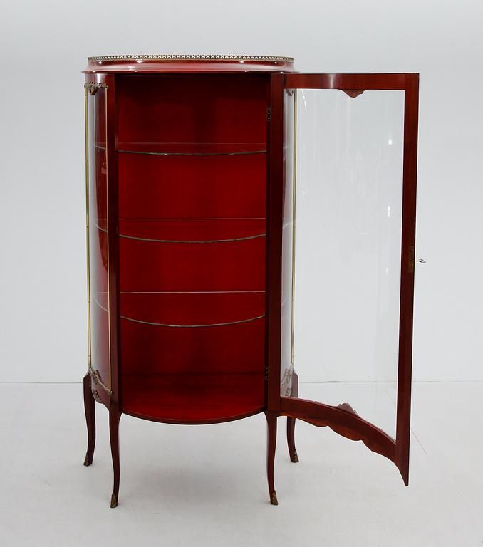 VITRINSKÅP, rokokostil, 1900-talets andra hälft.