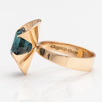Elis Kauppi, A 14K gold ring with a synthetic spinelle. Kupittaan kulta, Turku 1972.
