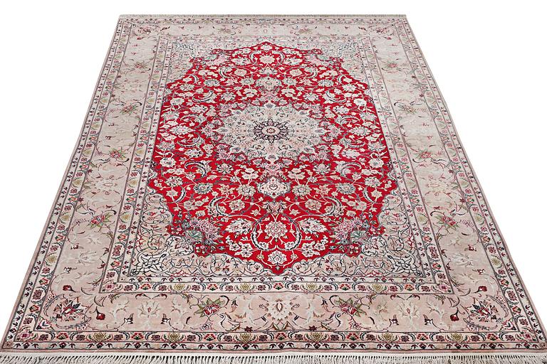 An Esfahan carpet, part silk, c. 298 x 206 cm.